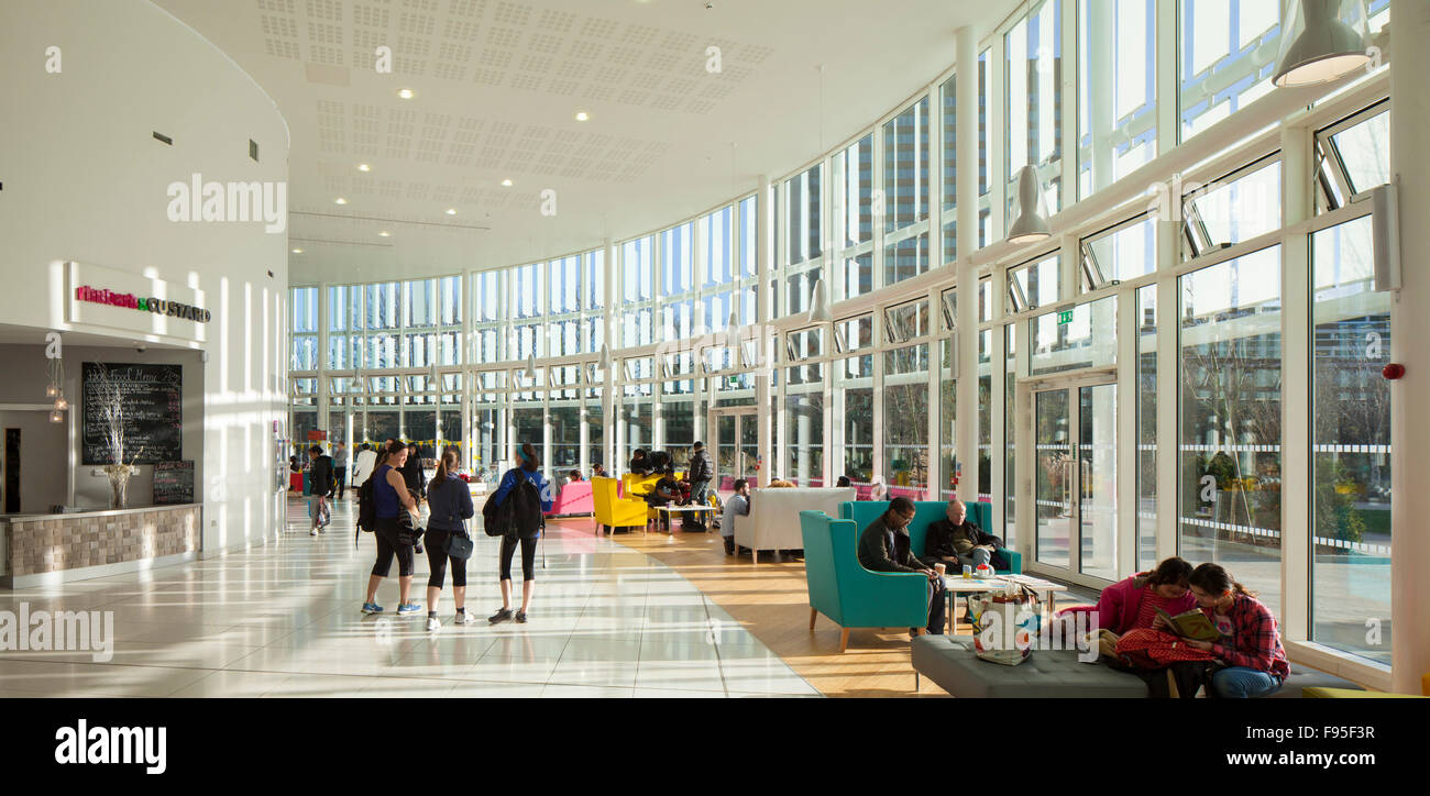 Il mulino di vetro Leisure Centre è situato sul minimo tre piani di 27 piani edificio di appartamenti a Lewisham. Interno del Centro per lo svago con gente seduta sulle sedie e in piedi in gruppi. Stile contemporaneo. Le pareti di vetro. Foto Stock