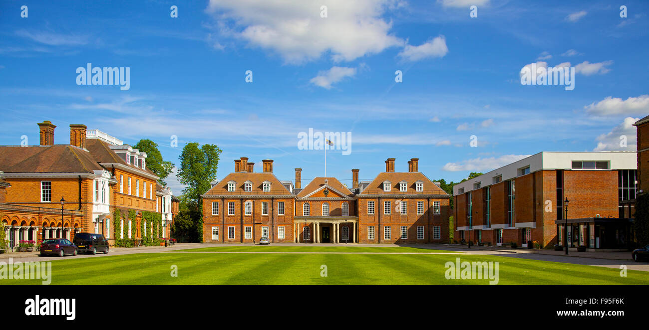 Marlborough College, Marlborough, Wiltshire. Vista dell'esterno del Marlborough College e il suo ampio prato. Architettura tradizionale. Foto Stock