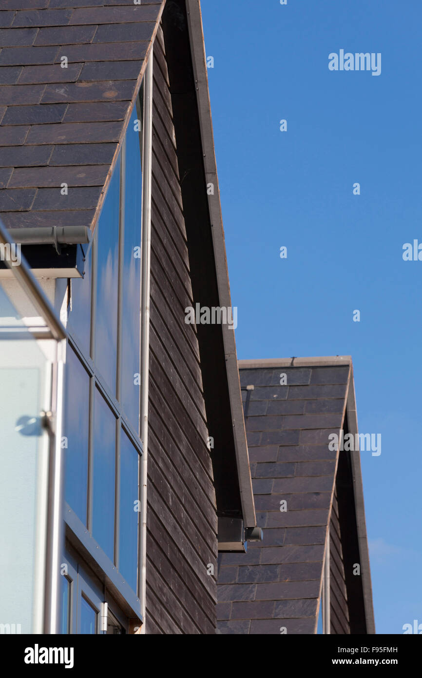 Parkway, Newbury, Berkshire. Vista ravvicinata del tetto dell'edificio. Facciata in legno. Foto Stock