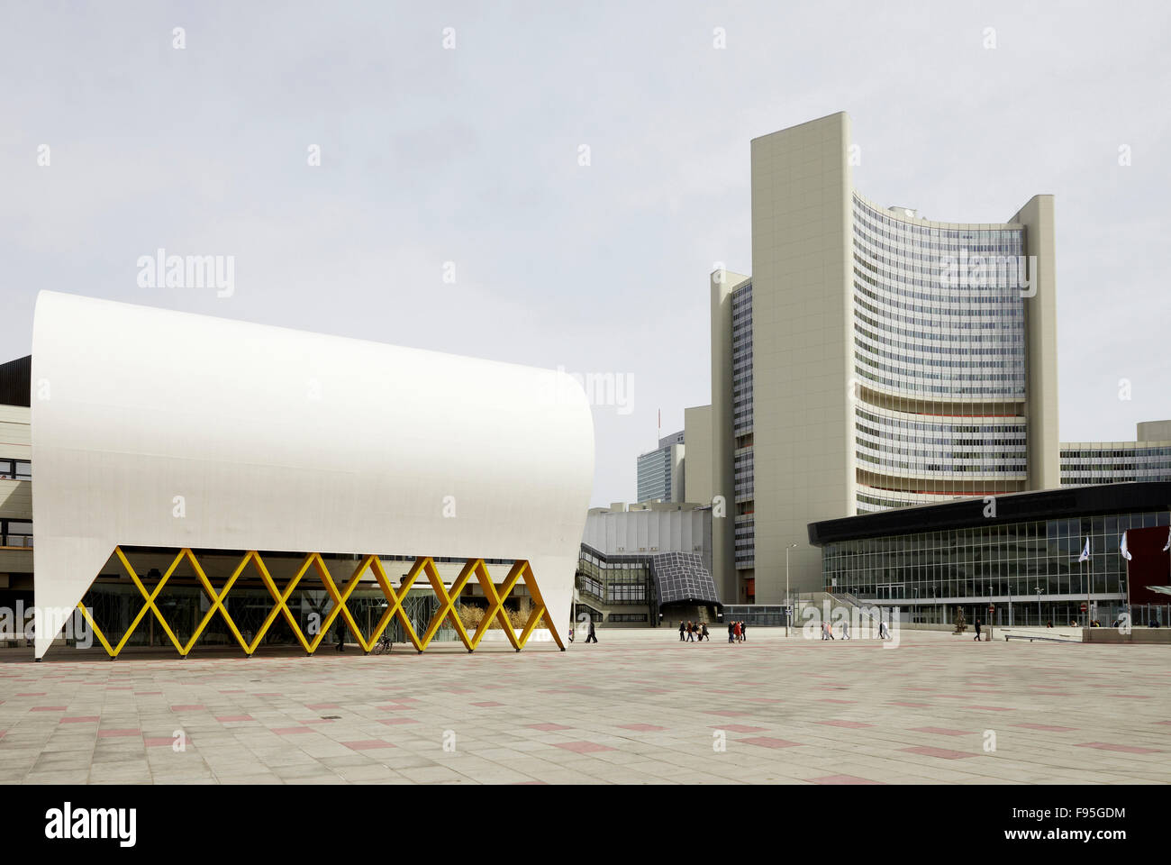 Centro internazionale di Vienna e Austria Center Vienna ingresso. Vista esterna del moderno ingresso e la sua area pedonale. Foto Stock