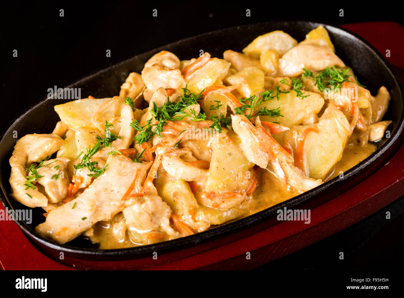 Gustosi piatti a base di carne con patate Foto Stock