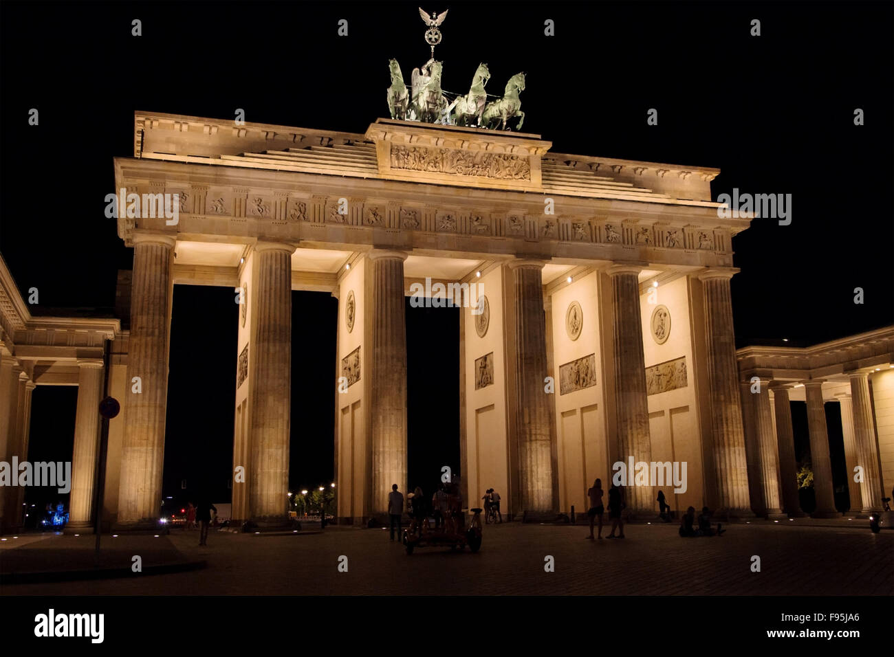 La Porta di Brandeburgo a Berlino la notte, Germania. Foto Stock