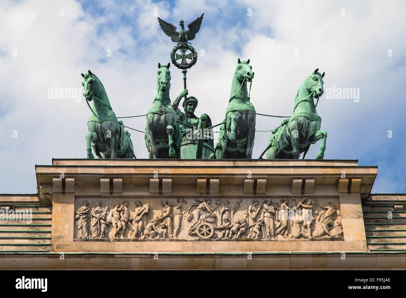 Quadriga in cima alla Porta di Brandeburgo a Berlino, Germania. Foto Stock