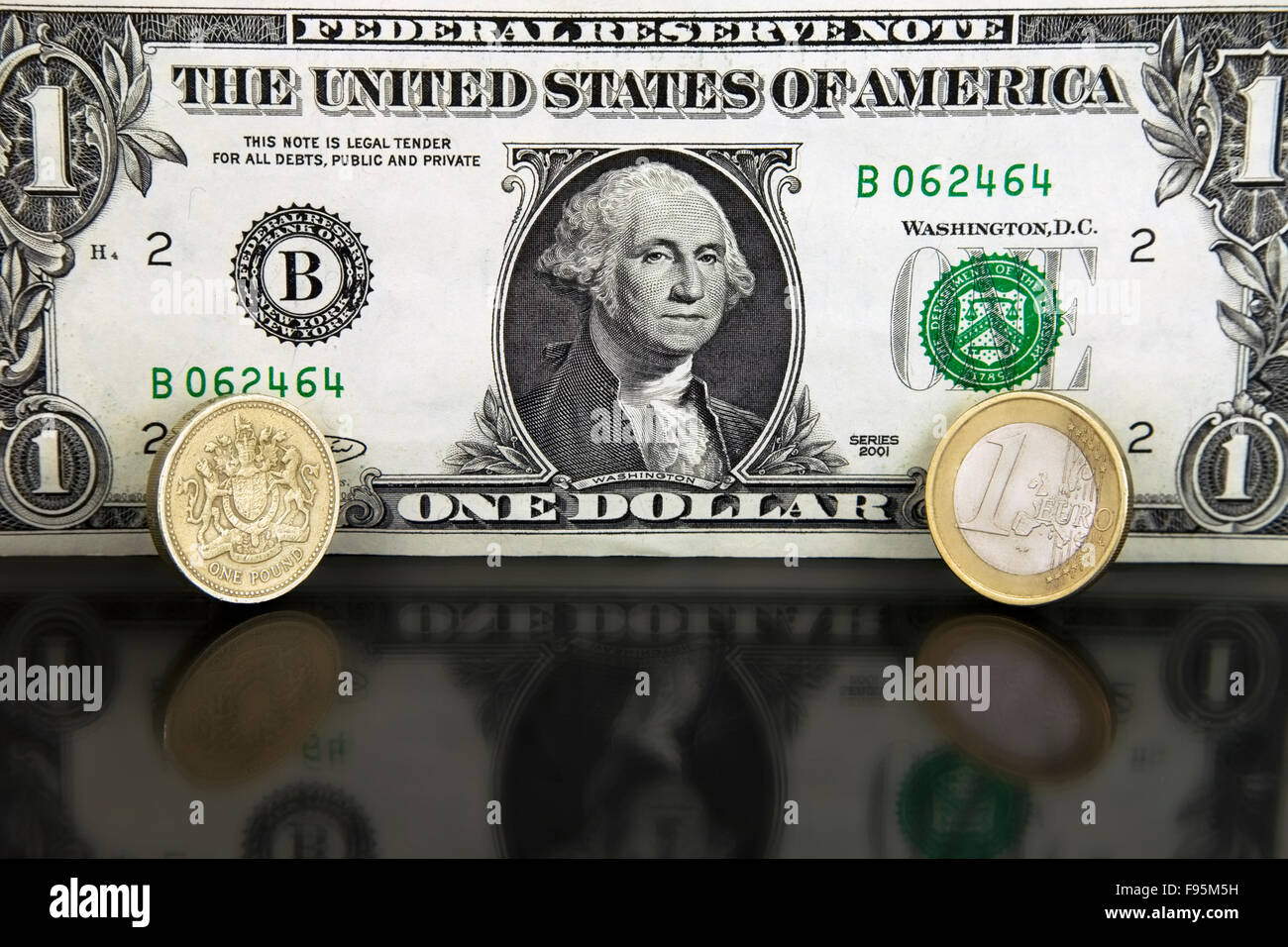American un dollaro Banca nota con una sterlina e uno di monete metalliche in euro Foto Stock