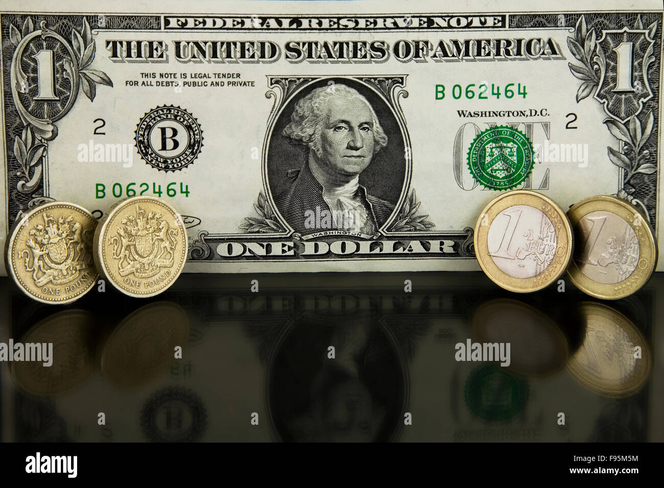 American un dollaro Banca nota con una sterlina e uno di monete metalliche in euro Foto Stock