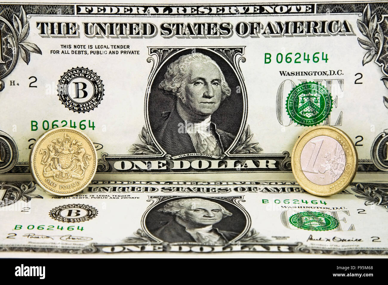 American un dollaro Banca nota con una sterlina e uno di monete metalliche in euro Foto Stock