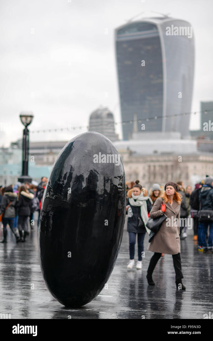 Gigantesco uovo nero scultura su South Bank di Londra con il ricevitore edificio in background. Foto Stock