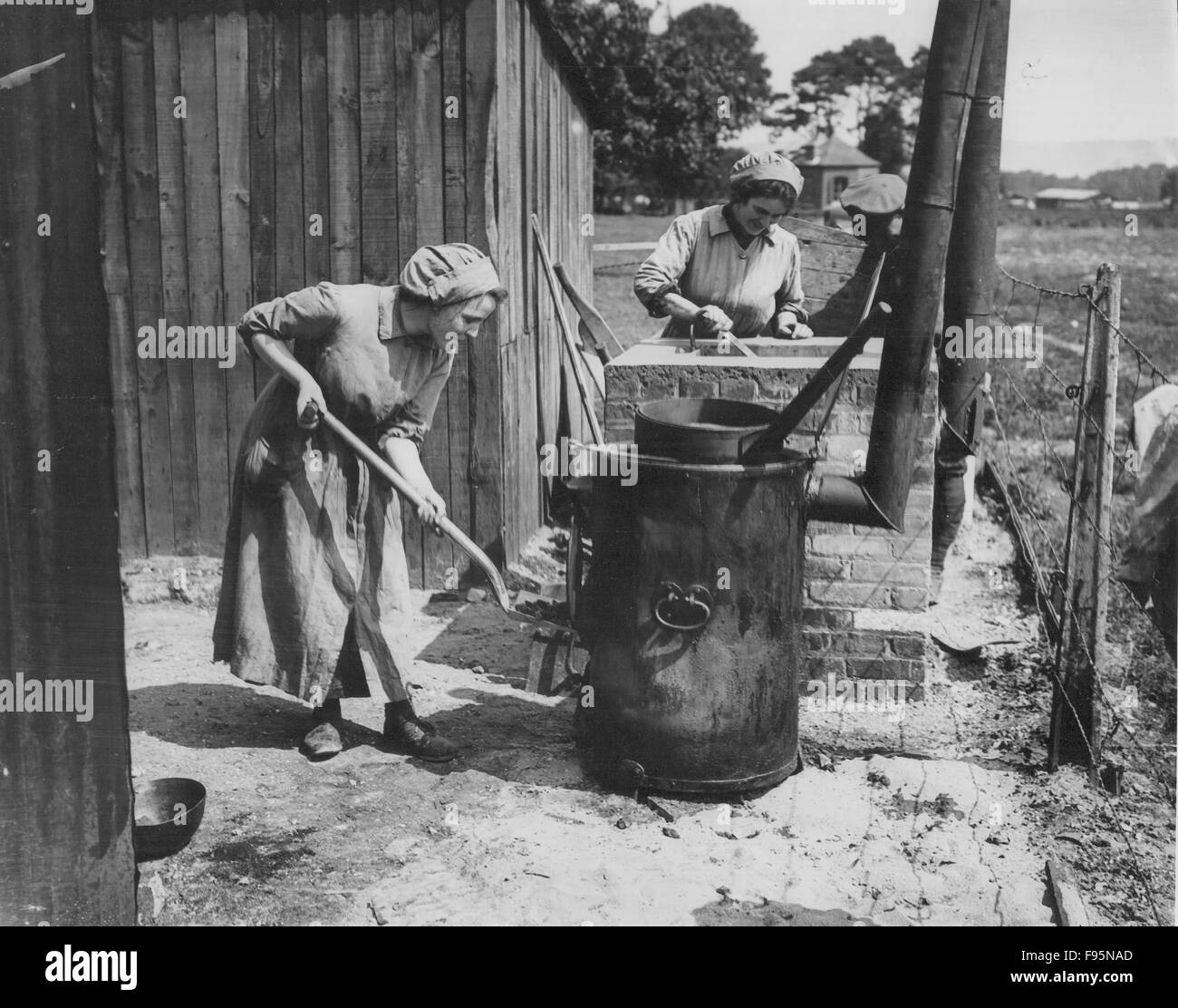 Davanti alle caldaie Foto e Immagini Stock in Bianco e Nero - Alamy