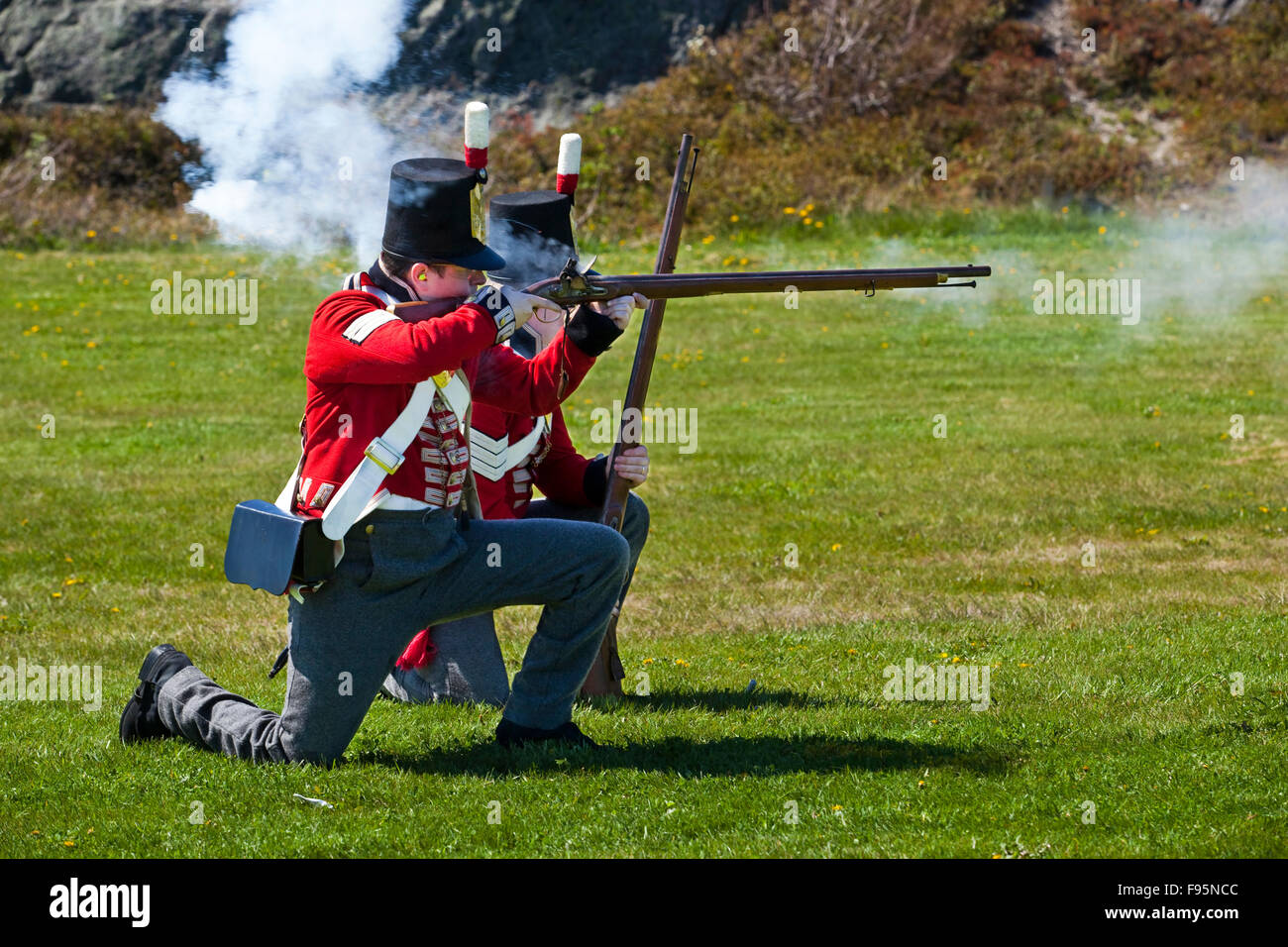 Due membri dello staff di Signal Hill National Historic Site rievoca gli esercizi di tiro mentre vestita in Royal Terranova Foto Stock