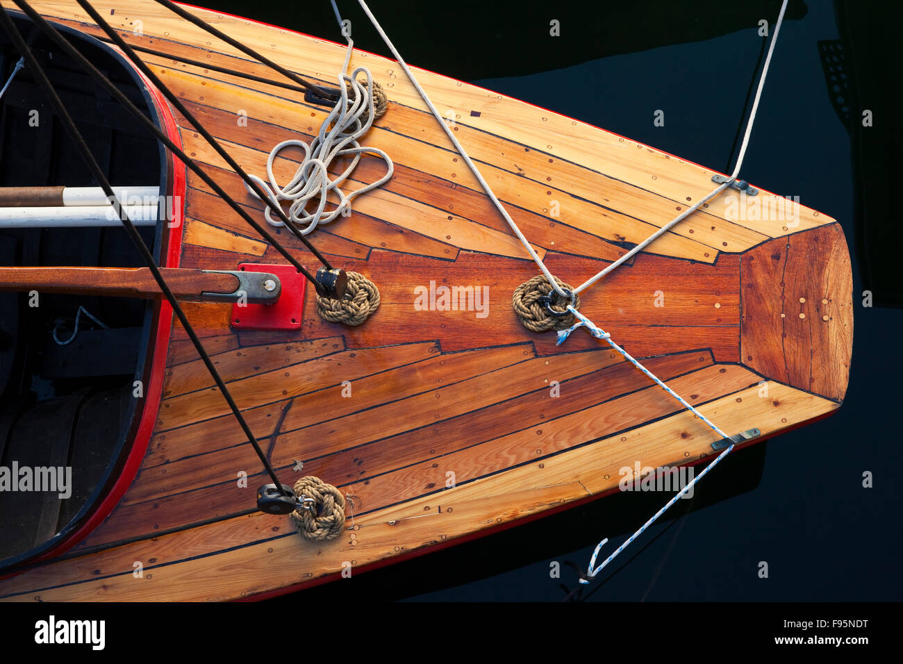 Vista dal di sopra della prua di una piccola in legno barca a vela. Foto Stock
