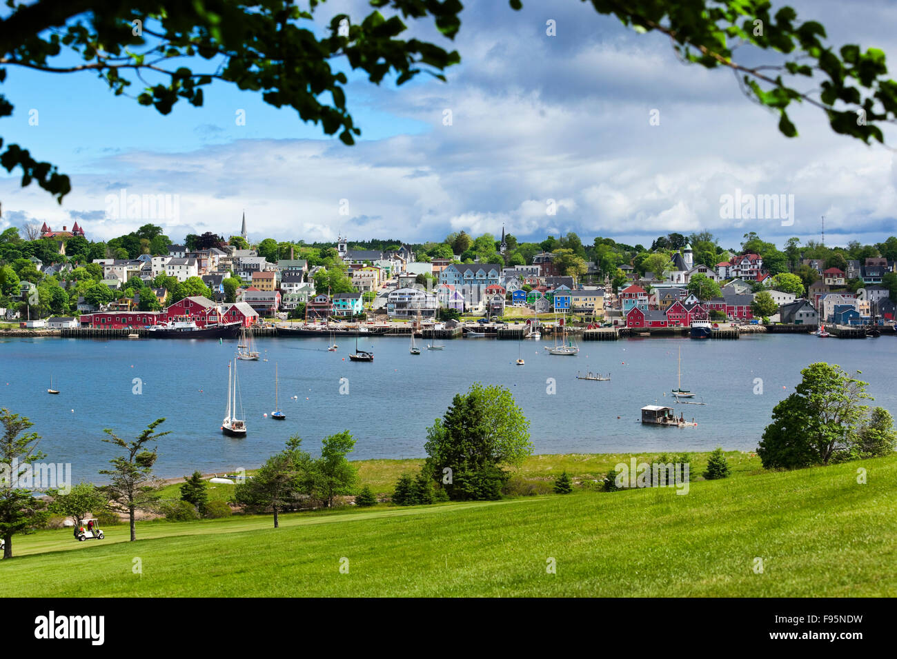 Vista generale della città di Lunenburg, Nova Scotia, dall'Bluenose Campo da Golf. Foto Stock