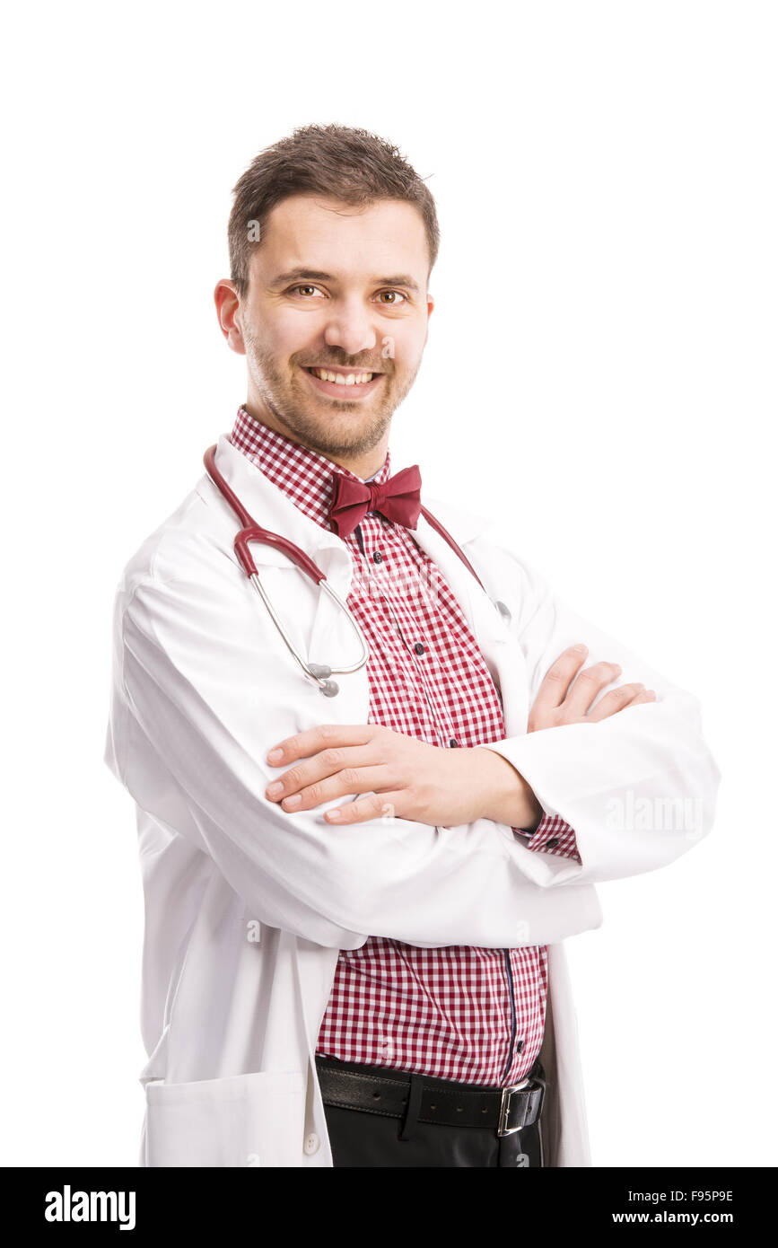 Sorridente medico uomo con stetoscopio. Isolato su sfondo bianco. Foto Stock