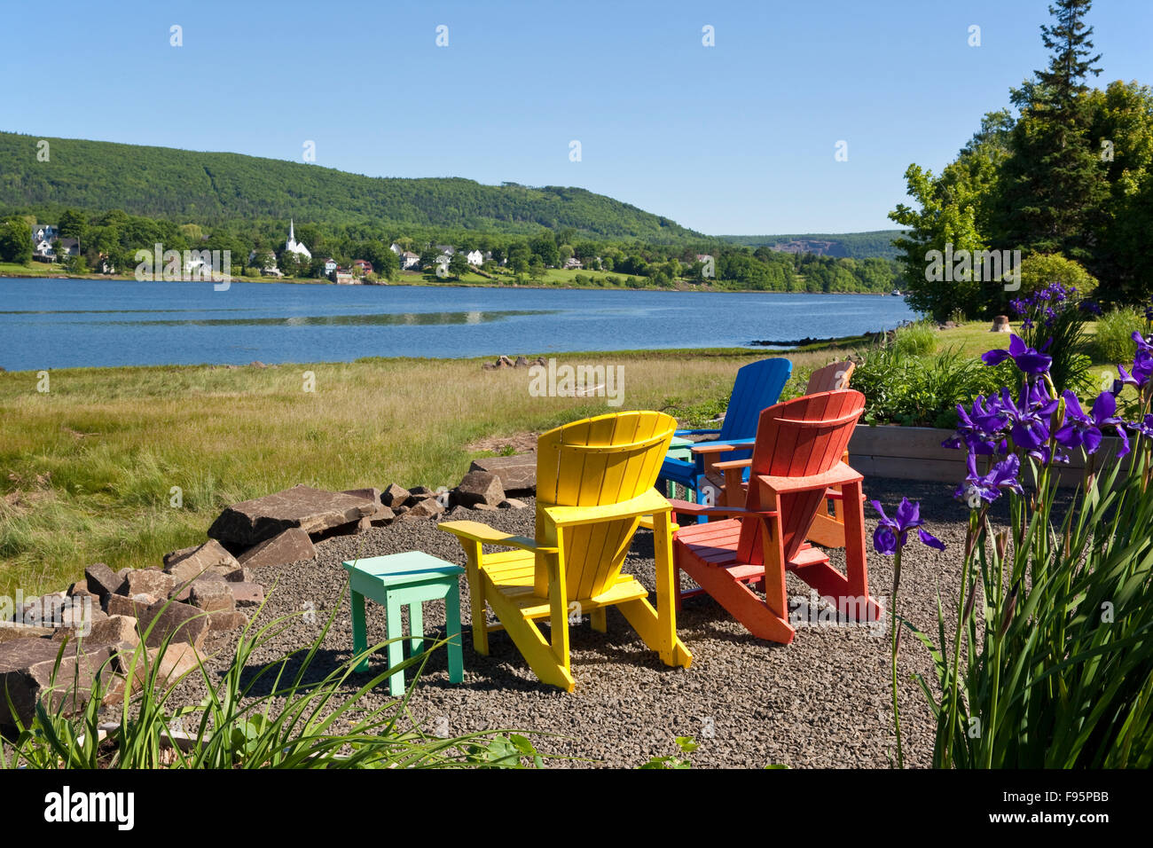 Adirondack sedie disposti a godere la vista del fiume di Annapolis come fluisce attraverso Annapolis Royal Nova Scotia Foto Stock