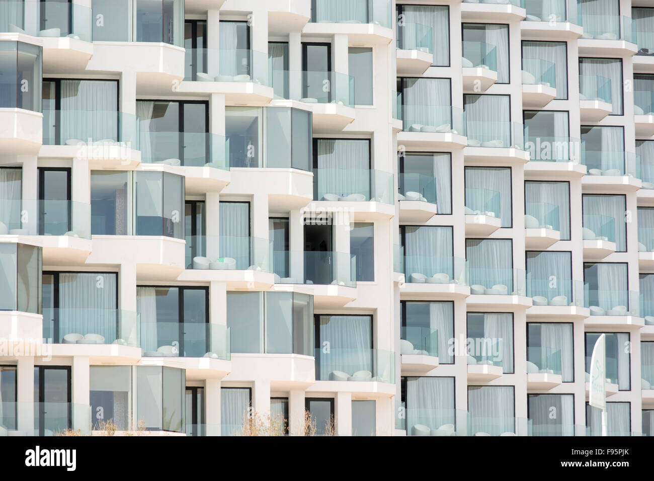 Un array di white hotel balconi e camere sul bianco isola delle Baleari di Ibiza, Spagna. Foto Stock