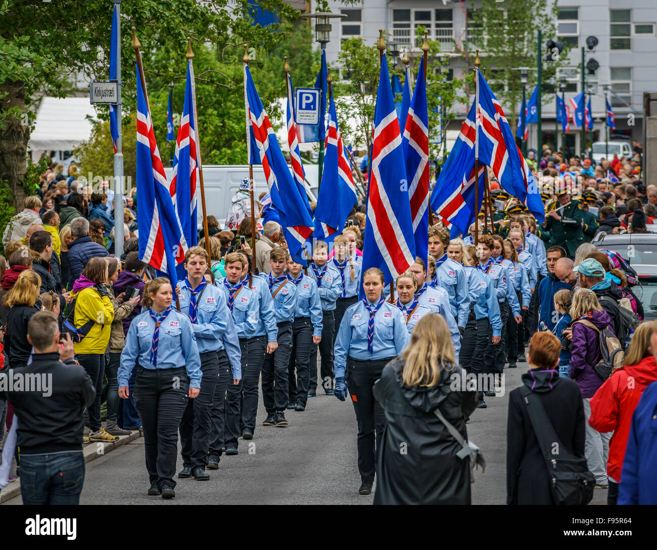 Scout a piedi con la bandiera islandese, durante l'Islanda giorno dell indipendenza celebrazione, Giugno 17th, Reykjavik, Islanda-2015 Foto Stock
