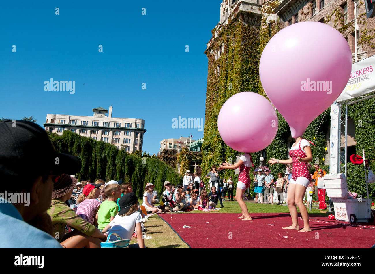 Artisti provenienti da tutto il mondo arrivano a eseguire al Buskers Festival' in Victoria, BC, Canada in luglio. Foto Stock