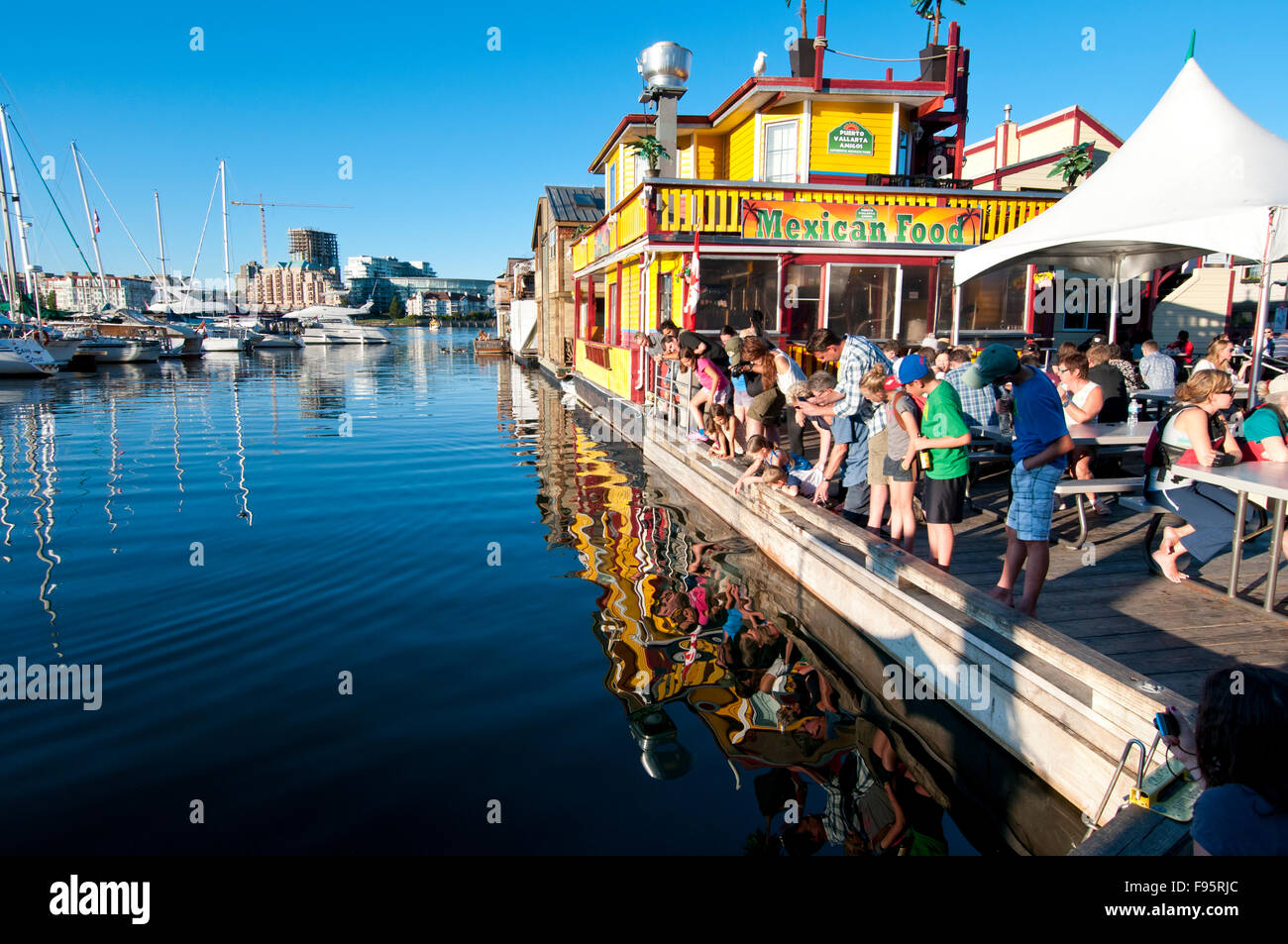 Fisherman Wharf in Victoria, BC, è la casa di decine di colorate case galleggianti e preferito è un meta turistica, specialmente con Foto Stock