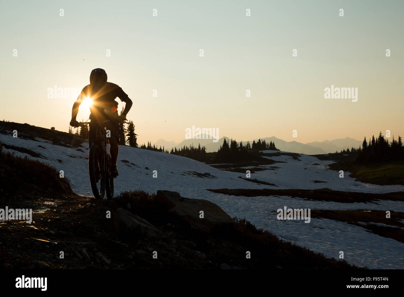 Mountain bike, Frisby Ridge, montagne Monashee, Revelstoke, British Columbia, Canada, tramonto, Foto Stock