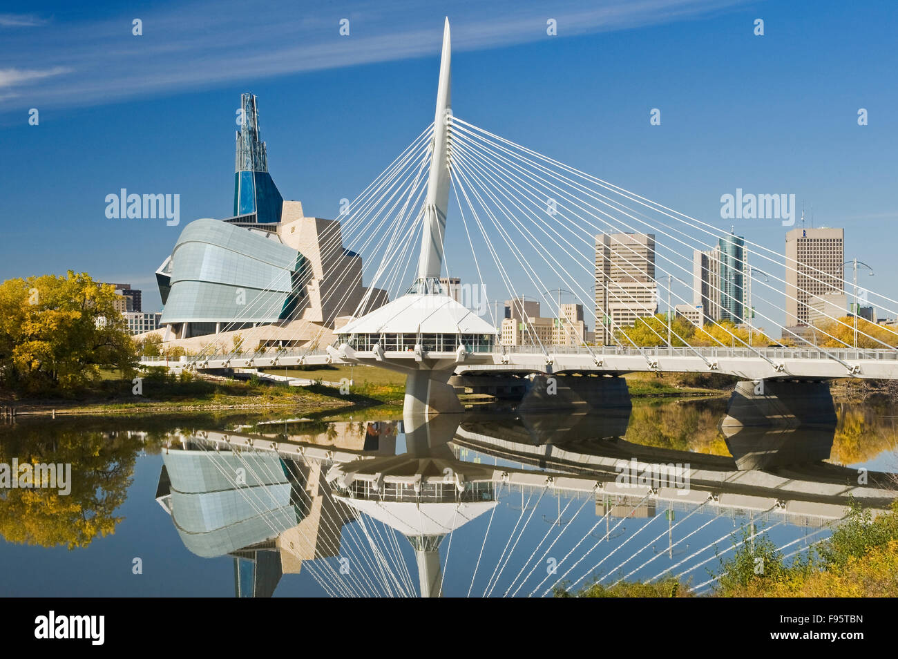 Winnipeg skyline da san Bonifacio che mostra il Red River, Esplanade Riel Bridge e Museo Canadese per i diritti umani, Foto Stock
