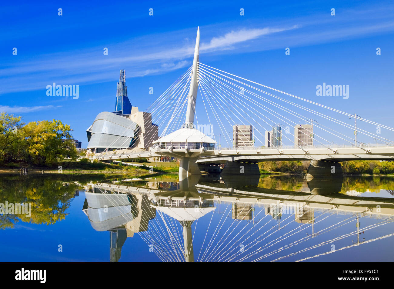 Winnipeg skyline da san Bonifacio che mostra il Red River, Esplanade Riel Bridge e Museo Canadese per i diritti umani, Foto Stock
