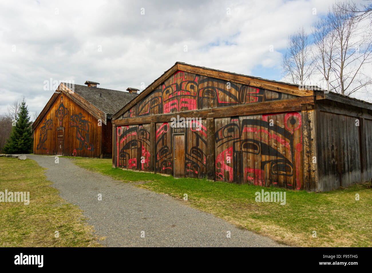 Ksan Historical Village, una replica di un antico villaggio Gitxsan situata alla confluenza della Skeena e fiumi Bulkley, Foto Stock