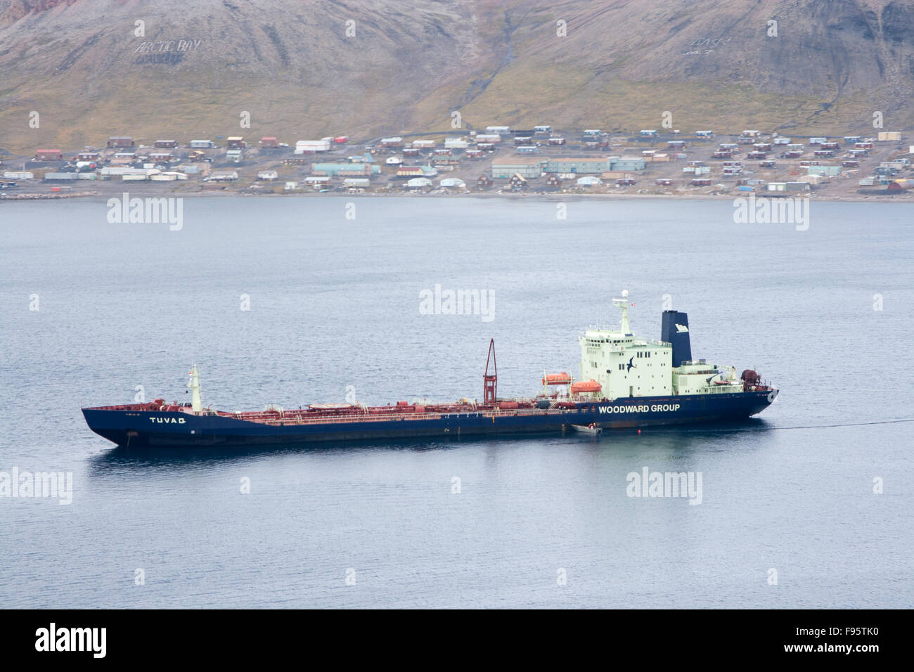 Un rifornimento di carburante della nave nella baia di artico, Nunavut, Canada Foto Stock