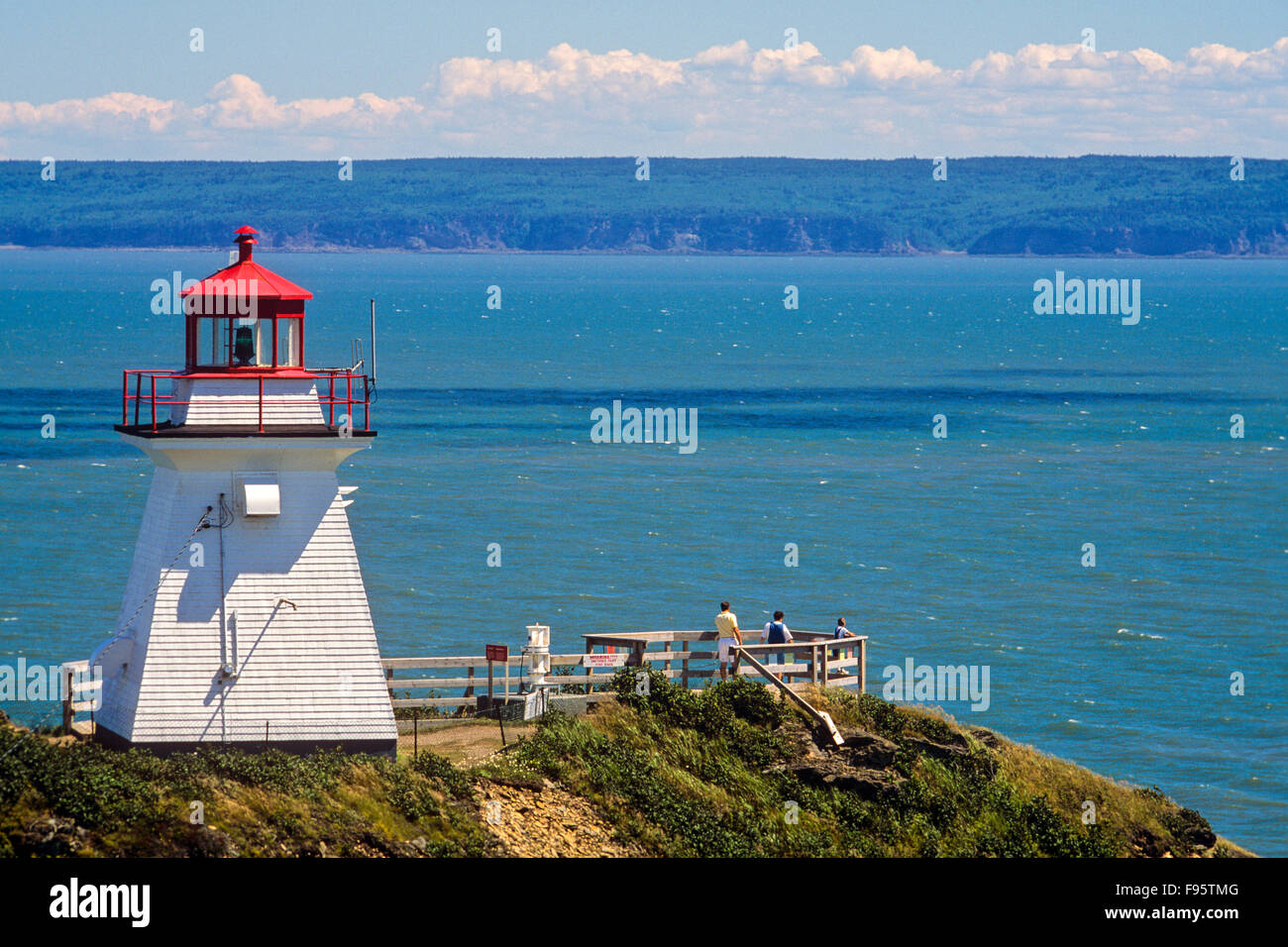 Persone, godendo della vista dal faro, Baia di Fundy, Cape imbestialire, New Brunswick, Canada Foto Stock