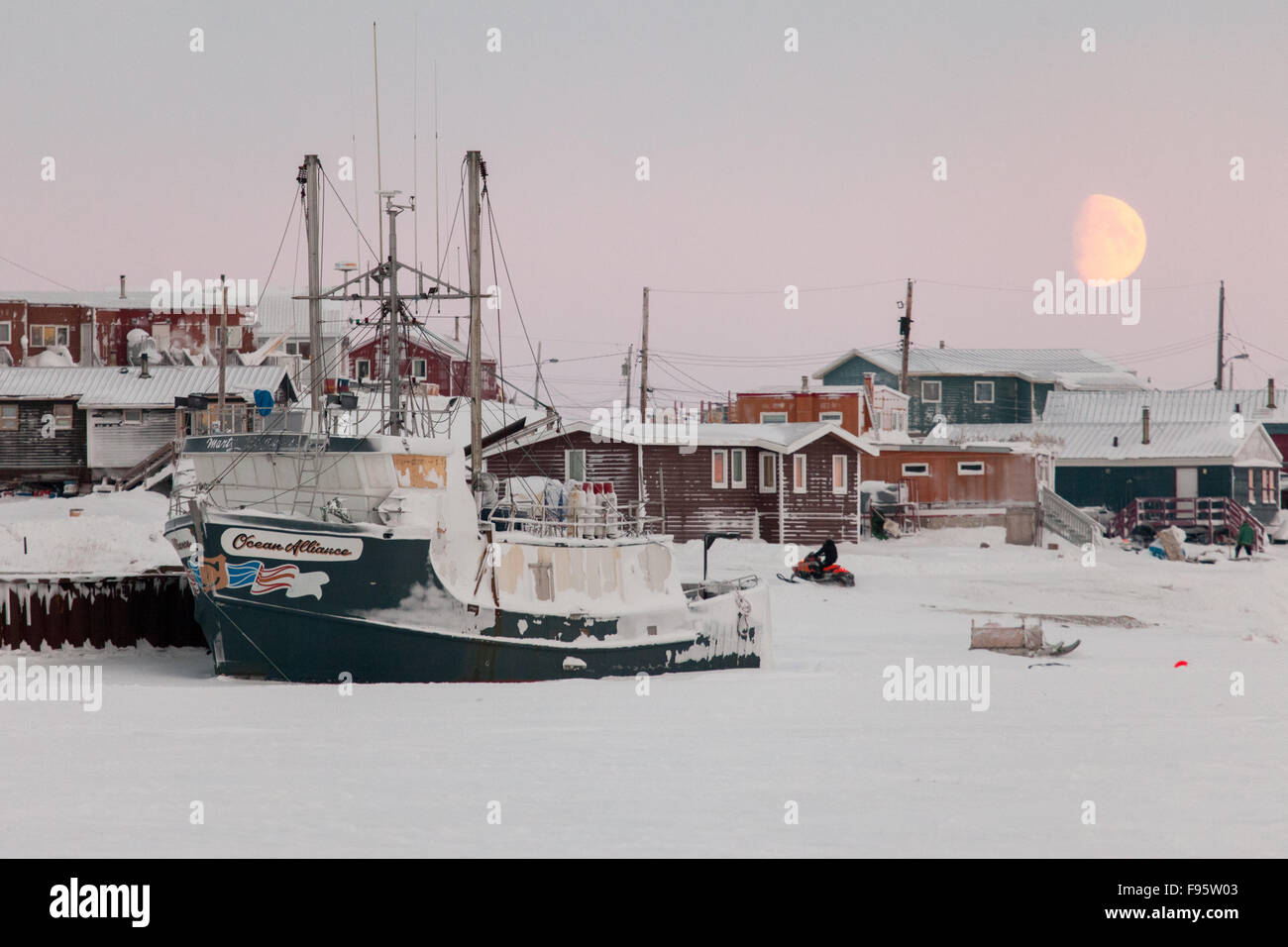 Una nave si trova attraccata per l'inverno in Cambridge Bay, Nunavut, Canada Foto Stock