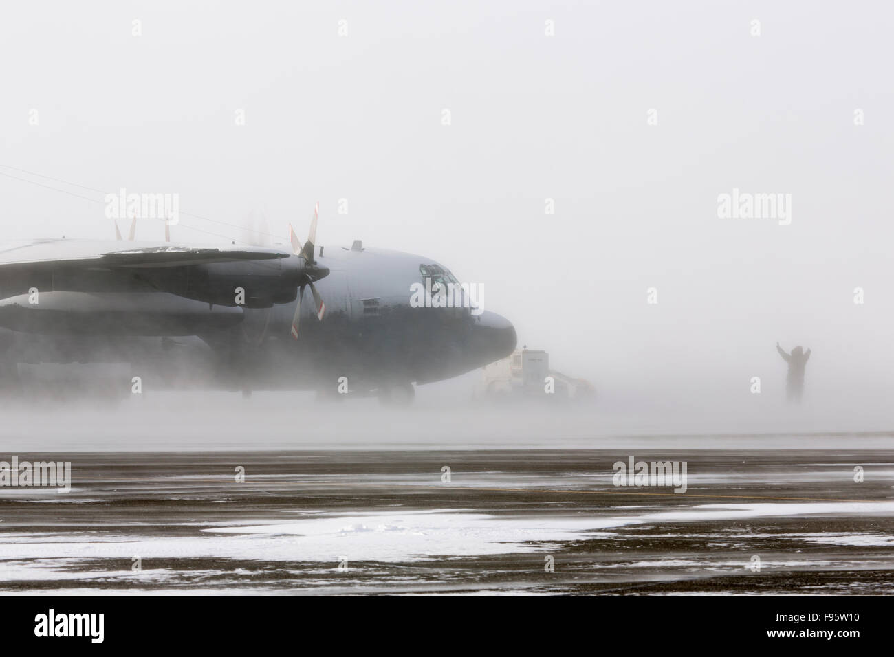 Un Royal Canadian Air Force Lockheed Hercules aeromobile in una bufera di neve in Iqaluit, Nunavut, Canada Foto Stock