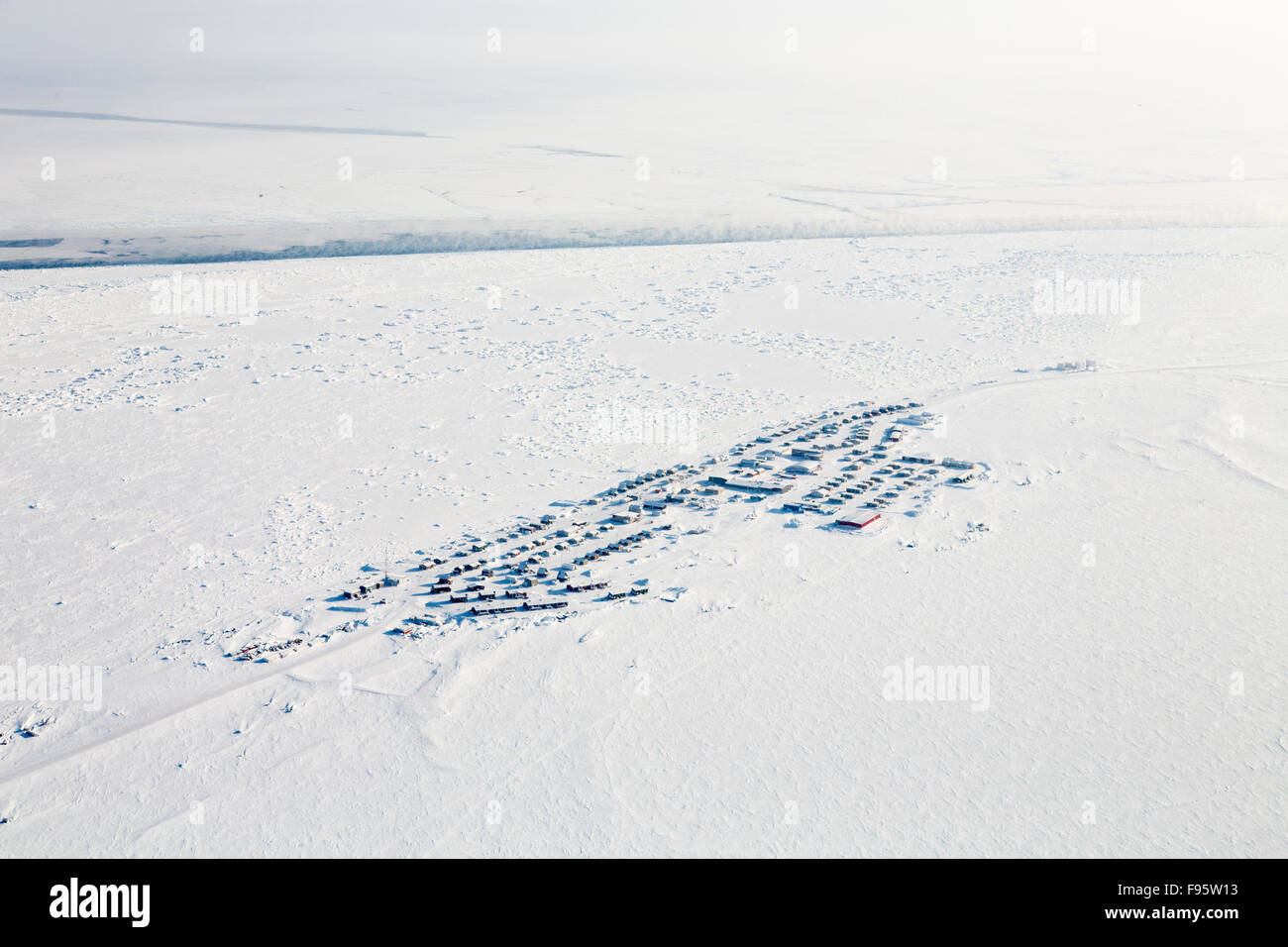 Una veduta aerea della comunità di Hall Beach, Nunavut, Canada. Foto Stock