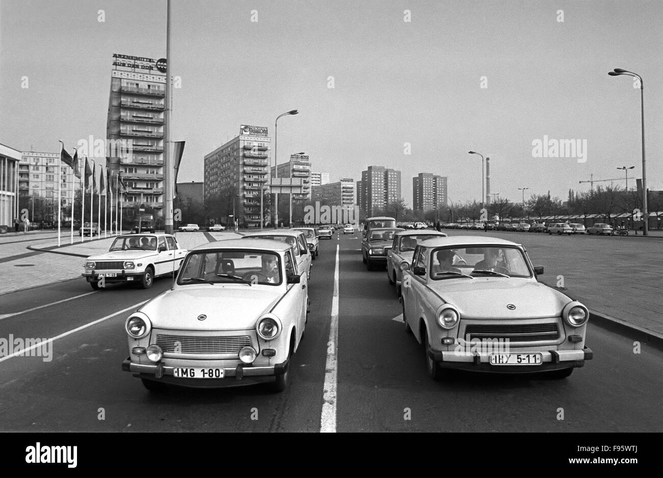 Berlino Est, Repubblica Democratica Tedesca, il traffico e le automobili Trabant, Maggio 1986 Foto Stock