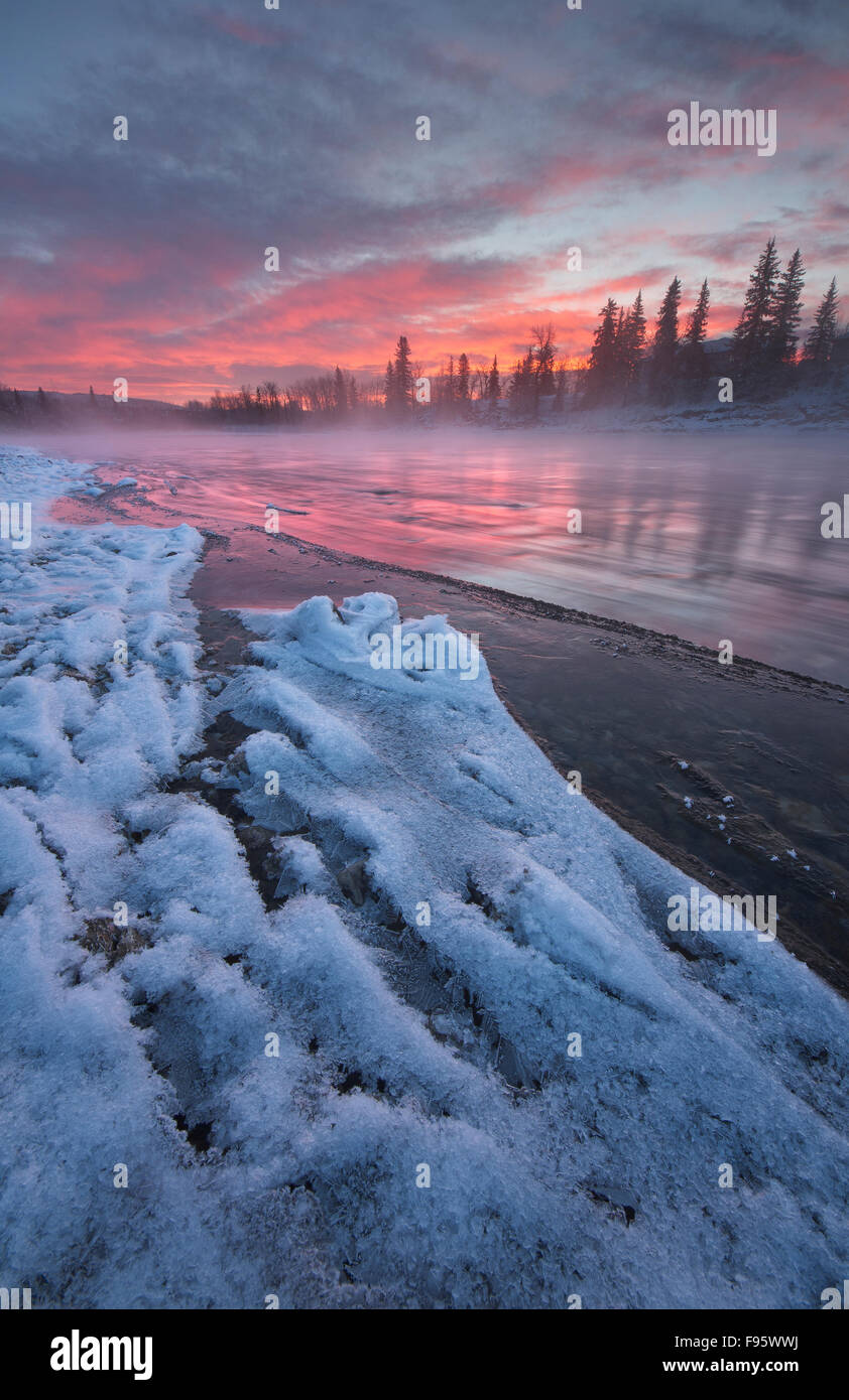 Il Fiume Bow a prua prati in Cochrane, Alberta, Canada Foto Stock