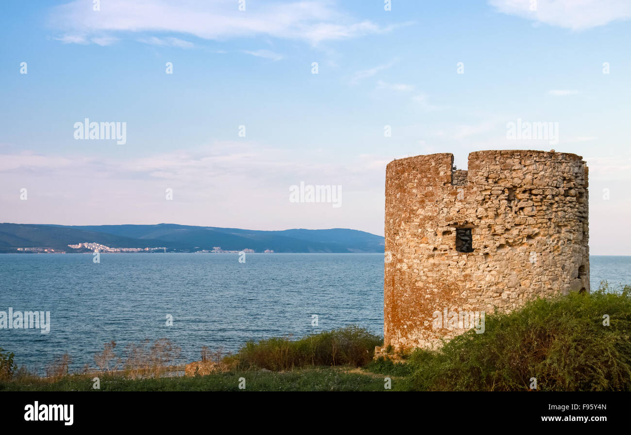 Rovinato vecchia torre in pietra a Nessebar località di villeggiatura, Bulgaria Foto Stock