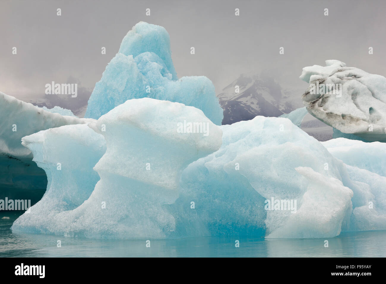 Laguna Jökulsárlón sotto il ghiacciaio Vatnajökull Vatnajökull nel Parco Nazionale, Islanda Foto Stock