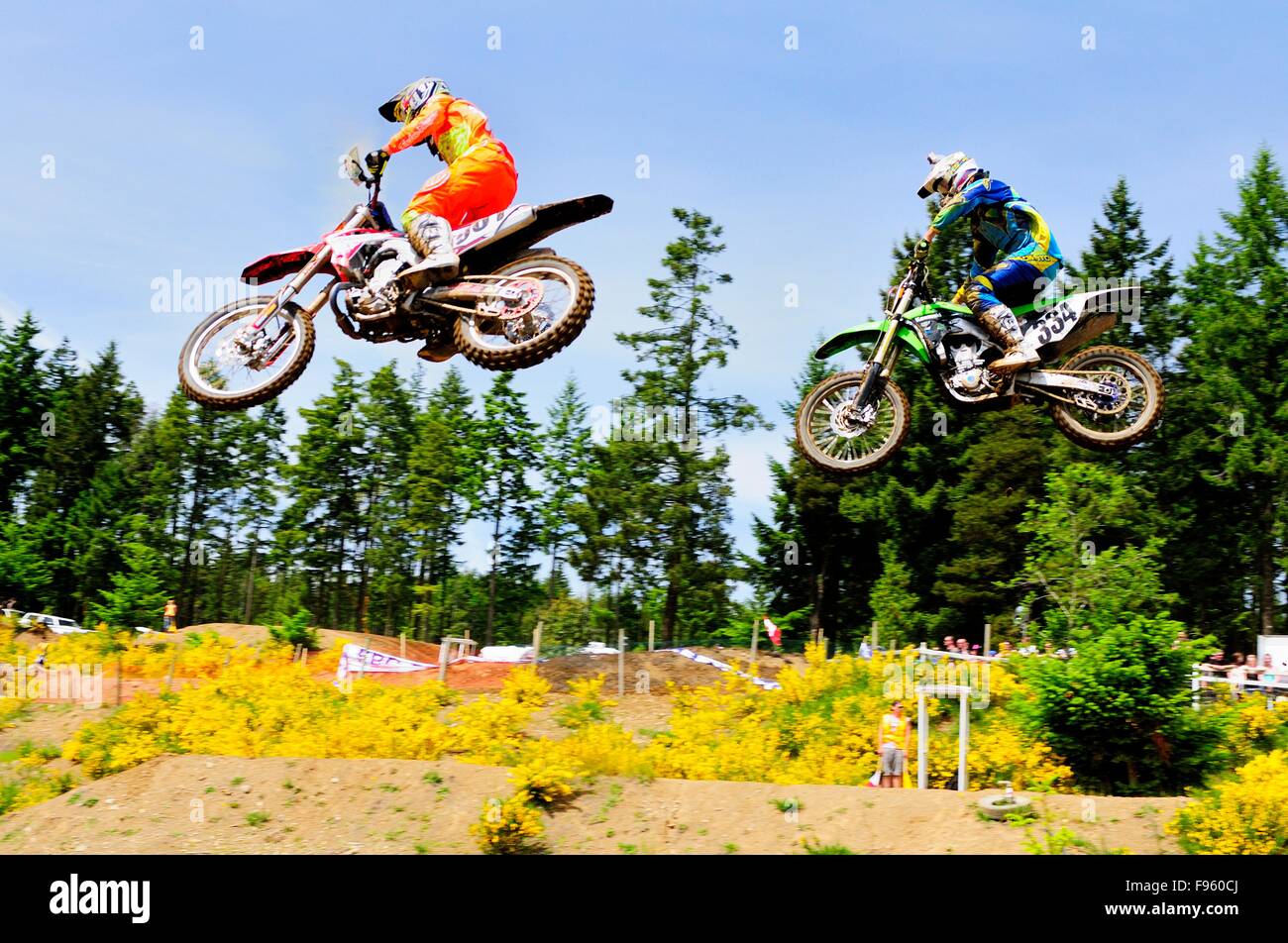 Braden Bury #961 su una Honda e Mark Studbaker #334 su di una Kawasaki get airborne durante un evento di motocross al Rockstar Energy Foto Stock