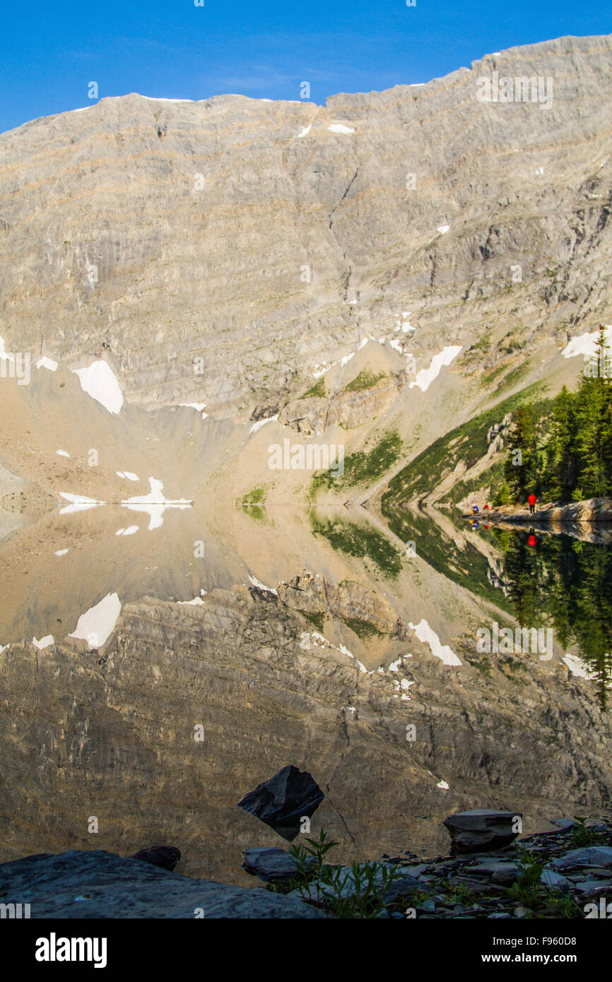 Per Backpackers in riposo sulle rive del lago Floe sul sentiero di Rockwall in Kootenay National Park in British Columbia, Canada Foto Stock