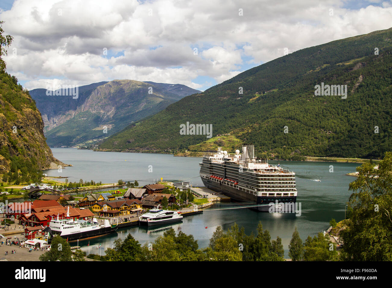 Una nave da crociera nel porto di Flåm, Norvegia Foto Stock