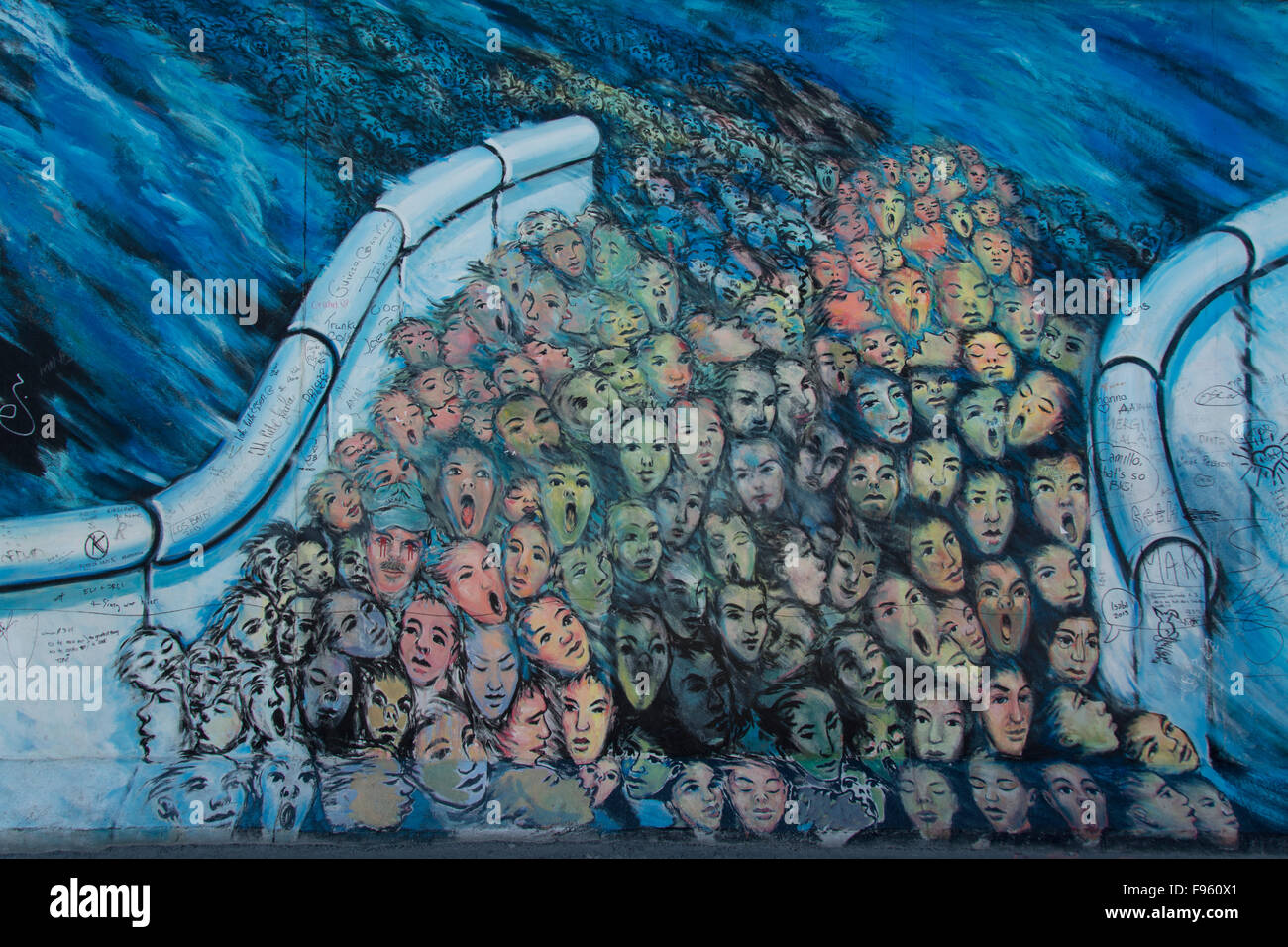 Murales formano la East Side Gallery, a 1.3 km lungo la sezione del muro di Berlino, Berlino, Germania Foto Stock