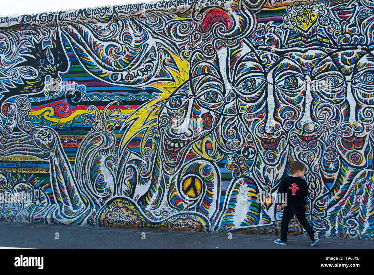 Murales formano la East Side Gallery, a 1.3 km lungo la sezione del muro di Berlino, Berlino, Germania Foto Stock
