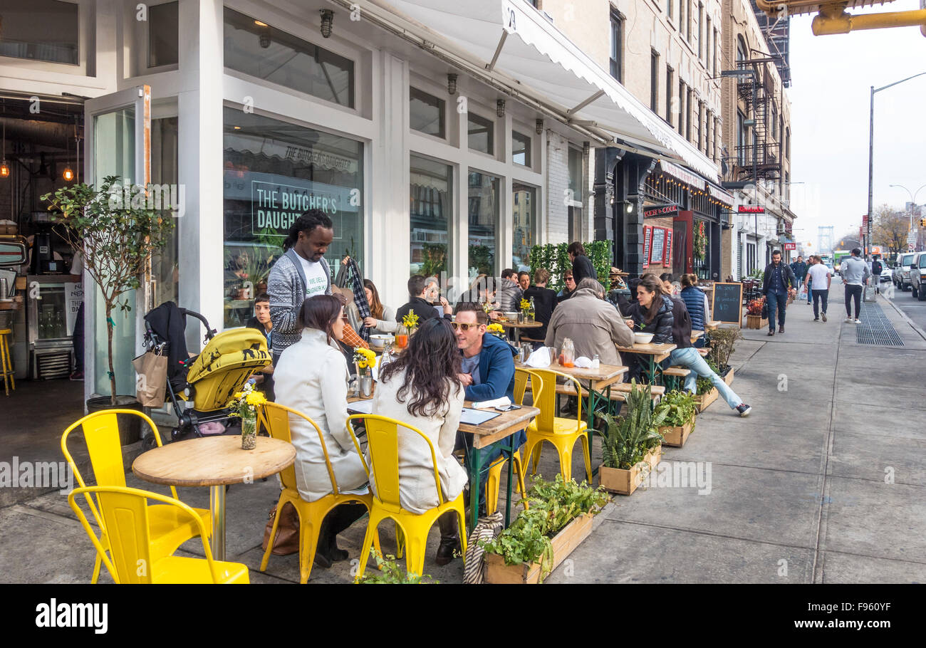 Cene alfresco presso la macelleria figlia, un juice bar e cafe di Nolita in NYC Foto Stock