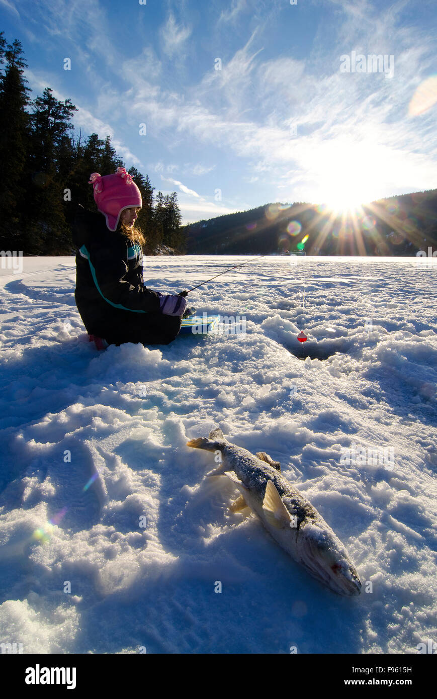 Giovane ragazza su pesci congelati Mamette fuori del Lago Merritt in British Columbia regione Okanagan, Canada. Signor104 Foto Stock