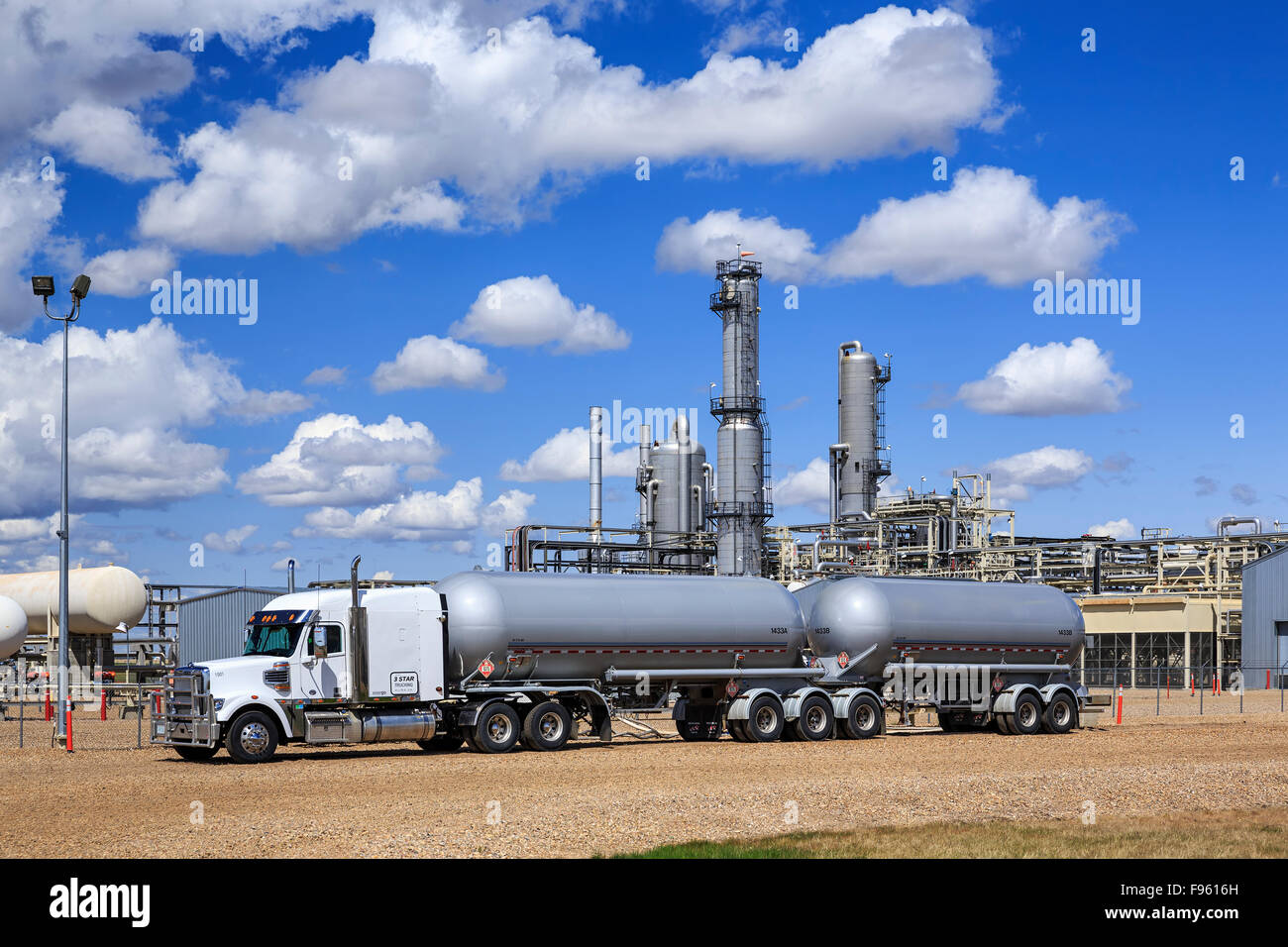 Tanker Transport carrello a gas naturale nello stabilimento di trasformazione, Imperatrice, Alberta, Canada Foto Stock