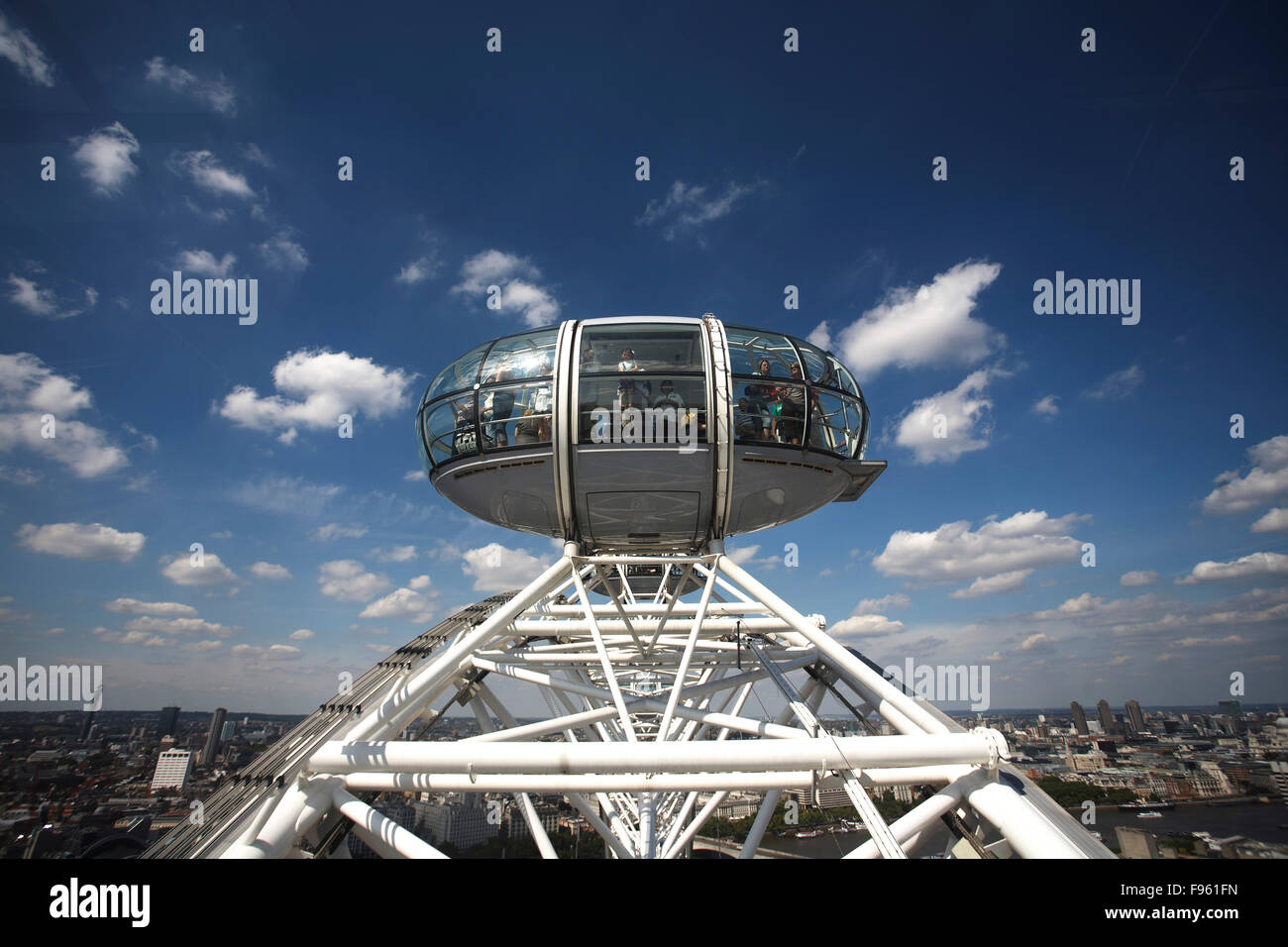 Il London Eye, la grande ruota panoramica Ferris che pesa 2.100 tonnellate, è 135m in alto, ha una circonferenza di 424 metri e può trasportare 800 persone alla volta, sedersi sulle rive del fiume Tamigi Foto Stock