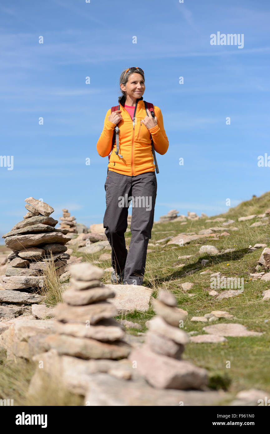 Escursionista, alpinista, donna escursionismo su Rasciesa, vicino Urtijëi, Puez-Geisler Natura Park, Val Gardena, Alto Adige, Alto Adige Foto Stock