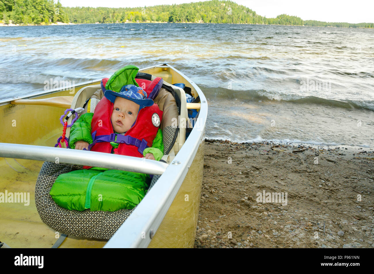 Un bambino è pensato per la sua prima avventura in canoa, Killarney Provincial Park, Ontario Foto Stock