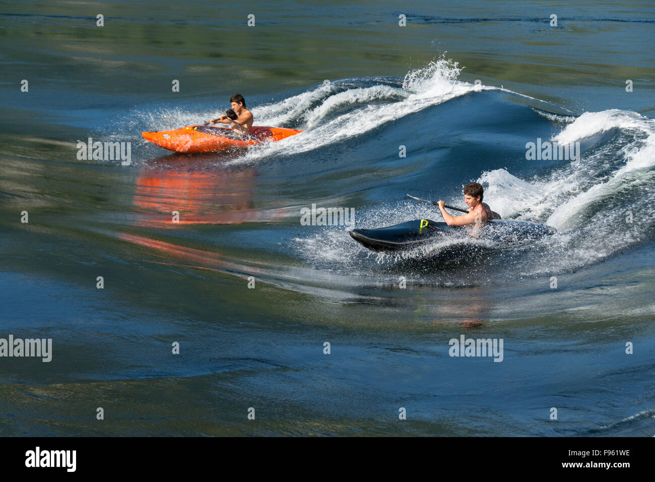 Whitewater kayakers su flood marea a Skookumchuck si restringe, Sechelt ingresso, Sunshine Coast, British Columbia, Canada Foto Stock