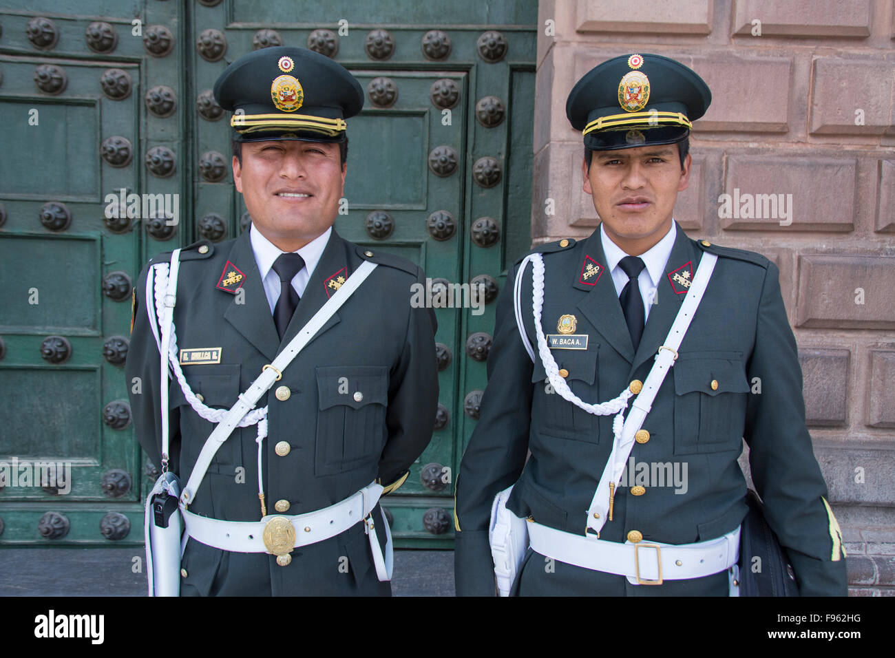 I poliziotti in parte anteriore del Cusco cattedrale porta, Cuzco, Perù Foto Stock