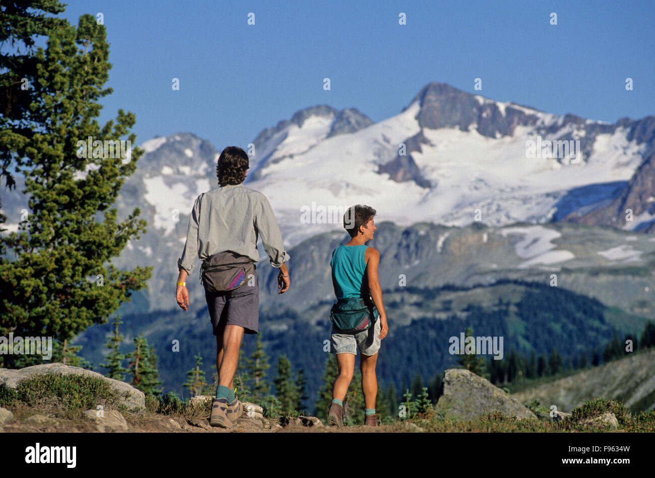 Due escursionisti a piedi il sentiero di armonia lago, sulla Whistler Mountain, BC Canada Foto Stock