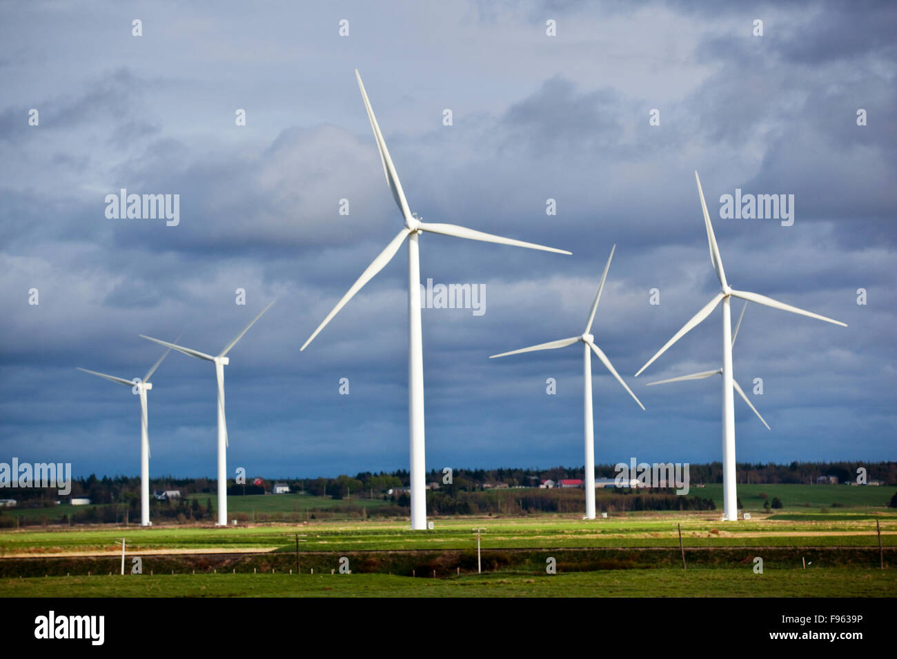 Gruppo di turbine eoliche in Amherst Wind Farm in Amherst, Nova Scotia. Il sito è gestito da Sprott Power Corp. a nome Foto Stock
