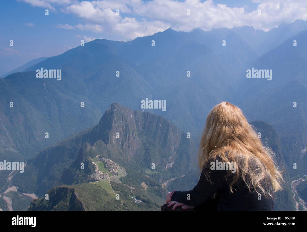 I viaggiatori in alto punto di vantaggio del Montana Machu Picchu, Perù Foto Stock
